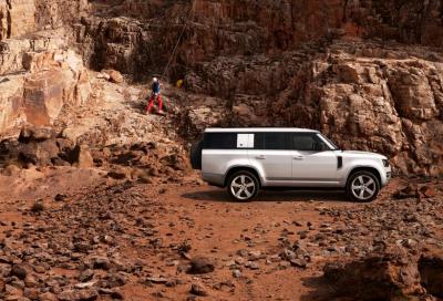  Land Rover Defender 130, passo più lungo per uno spazio da record